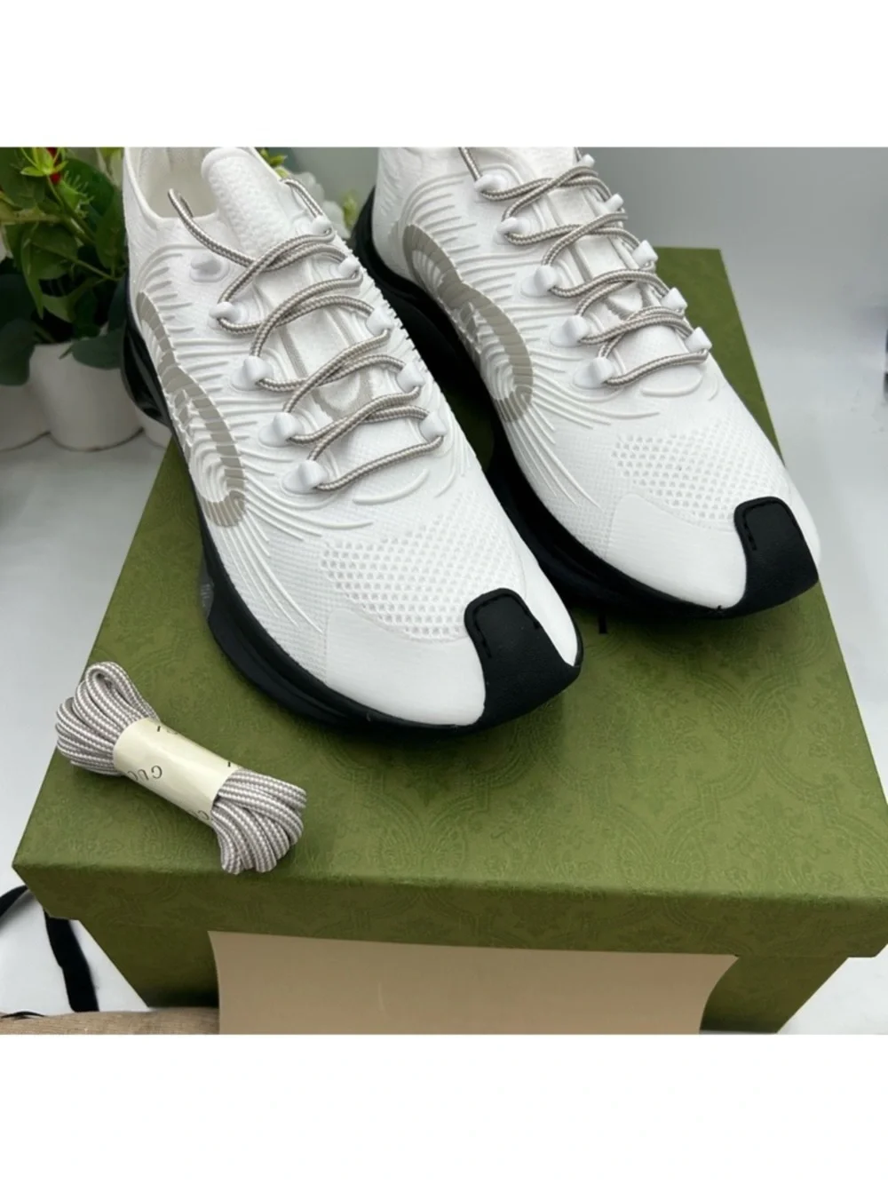 Men’s Gucci run white/gray/black sneakers size 12.5 made in Italy